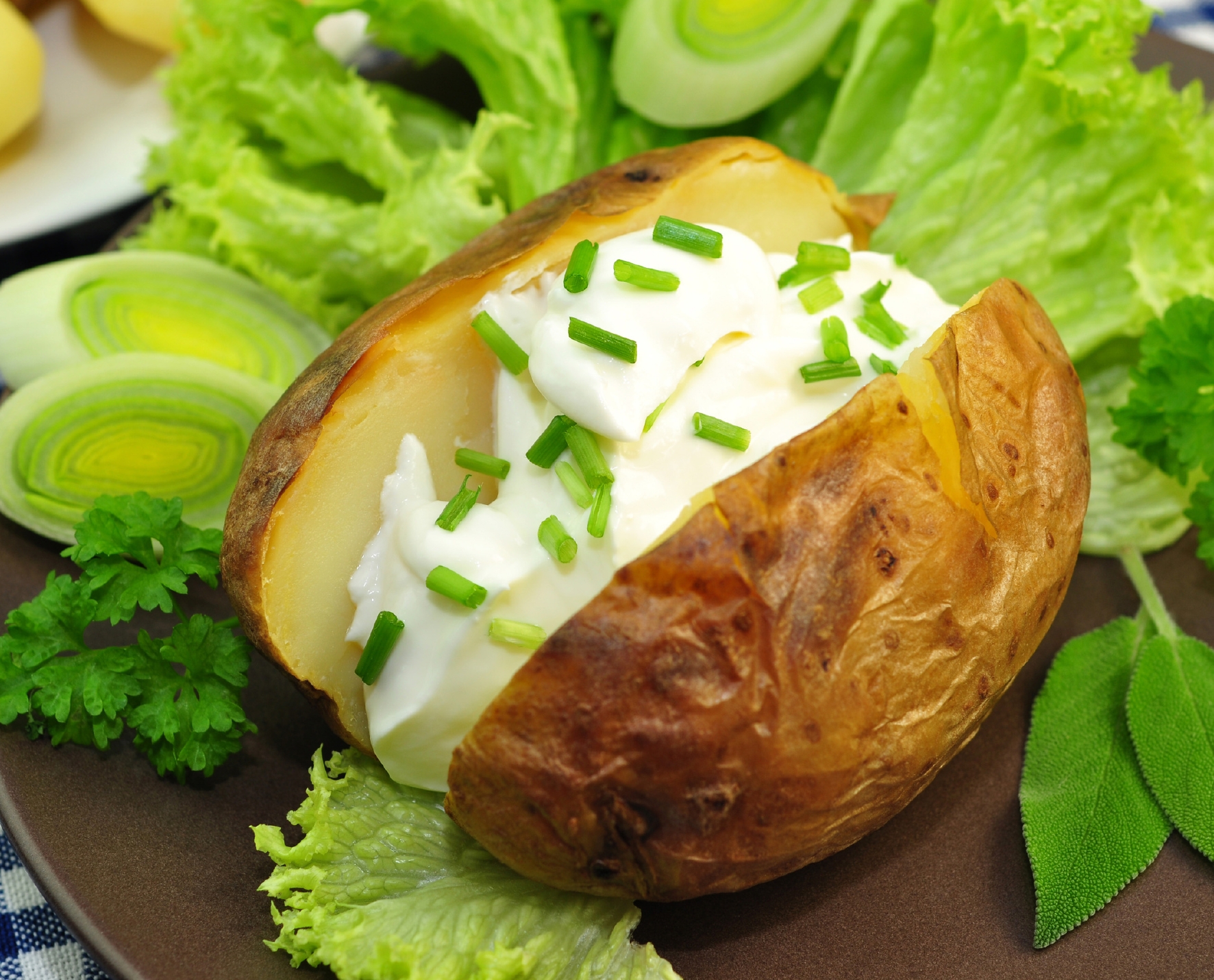 Ofenkartoffeln: Mit Kräuterquark oder Salat - ein Genuß Eine Ofenkartoffel mit Quark und Salat