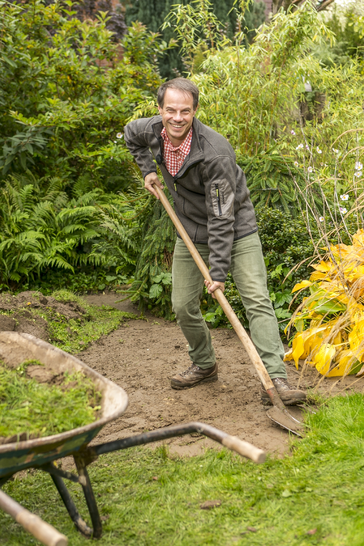 Fläche für das Hochbeet vorbereiten Für das eigene Hochbeet muss erst eine Fläche im Garten frei gemacht werden